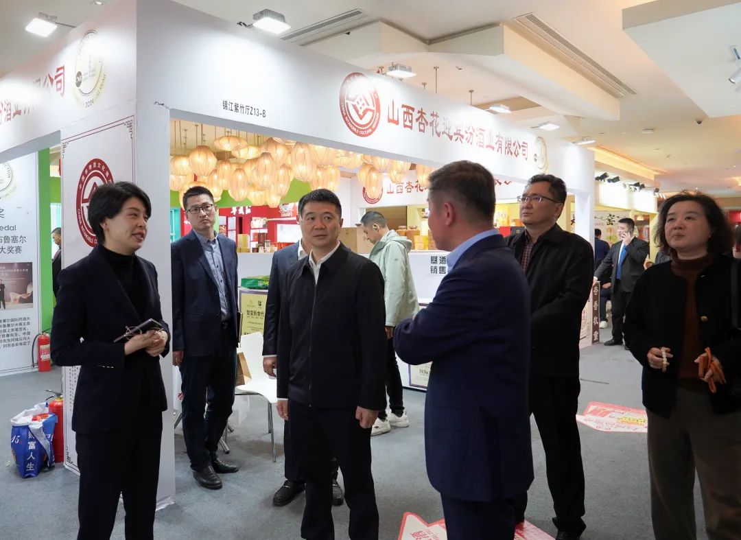 省尊龙凯时集团党委书记、董事长游勇率队到2025锦江宾馆春季酒类商务洽谈会现场检查指导重点工作